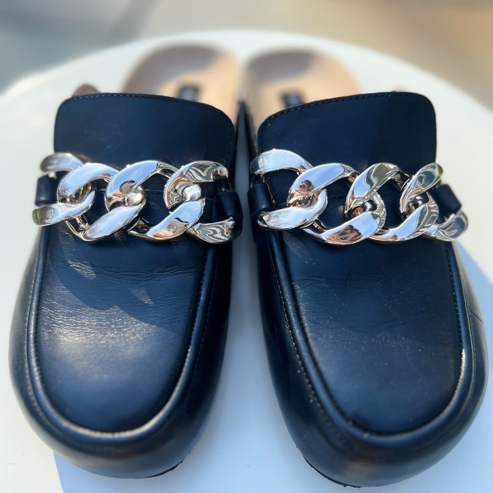 NIB Aqua Khloe Black Leather Upper Slip On Silver Chain Accent 7.5